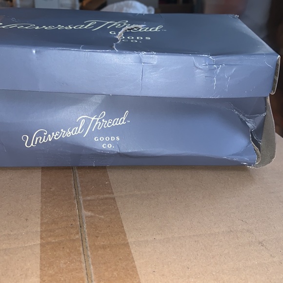 Universal Thread - Picture 5 of 6